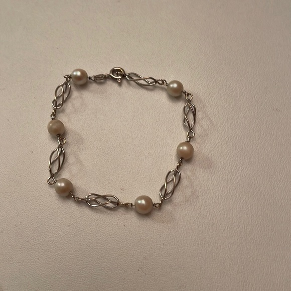 Pearl 18kwhite gold bracelet has 750 stamp